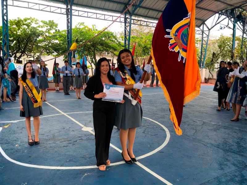 Members of Patitas Azules promoting environmental awareness by collecting garbage in the Galapagos Islands