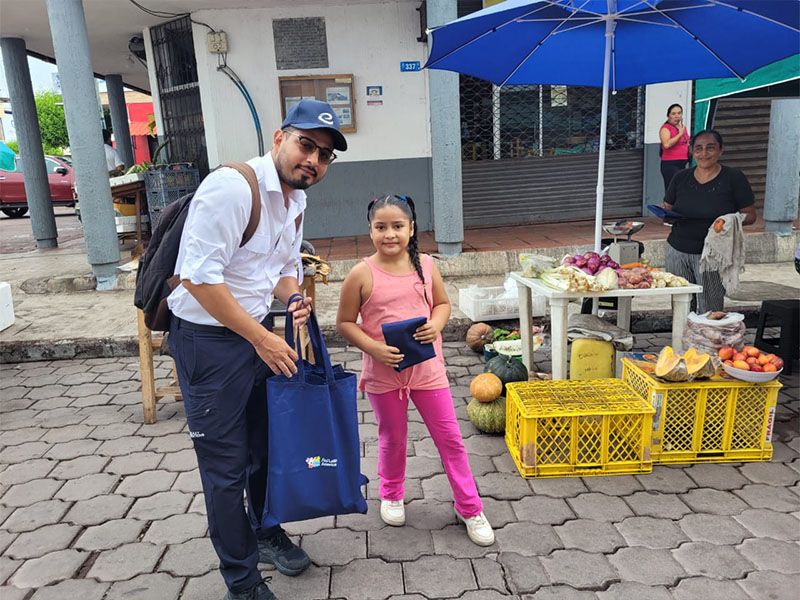 Members of Patitas Azules promoting environmental awareness by collecting garbage in the Galapagos Islands