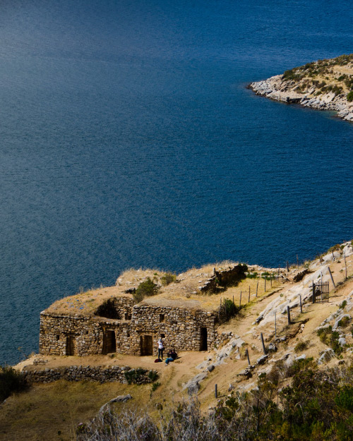 Isla del Sol, a sacred island in the center of Lake Titicaca, birthplace of legends and breathtaking landscapes.